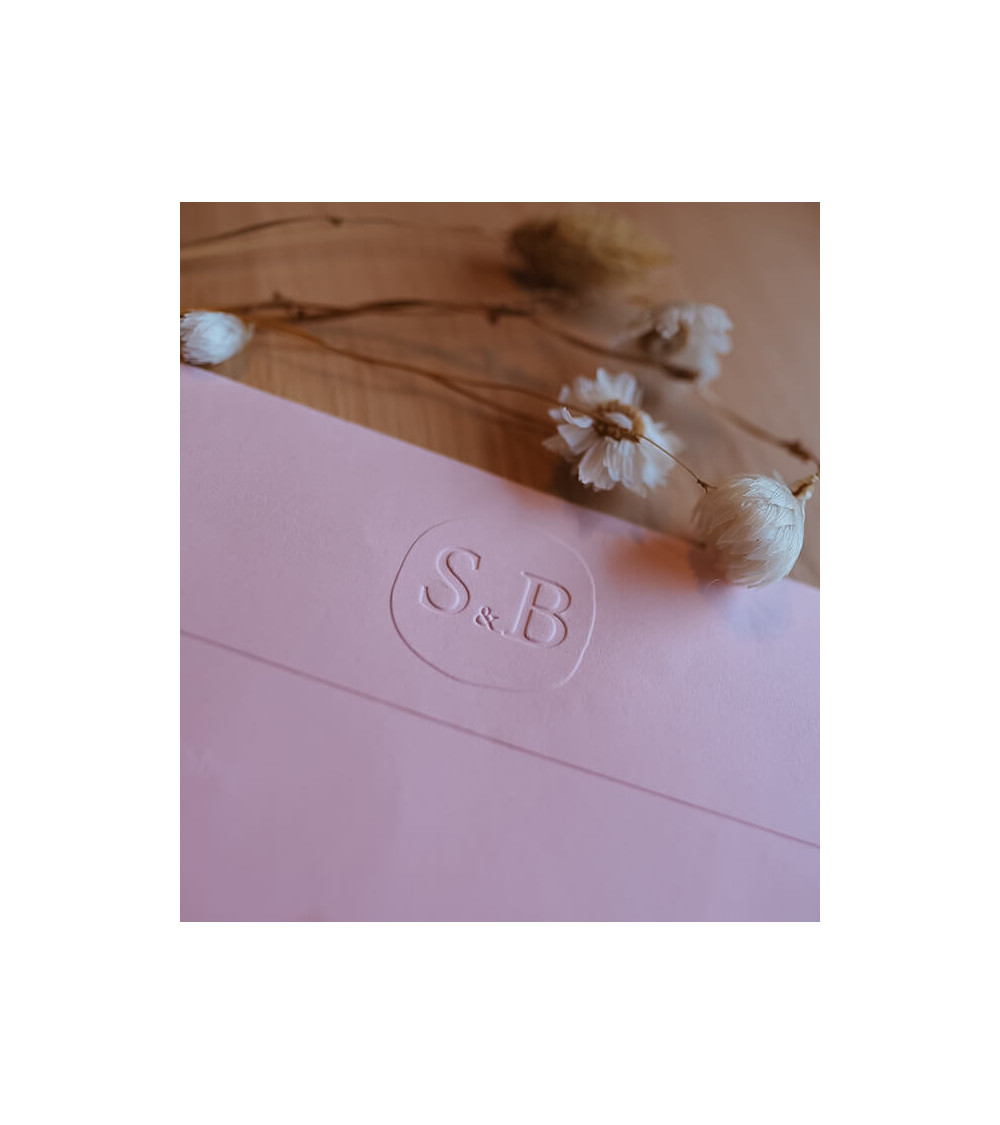 Timbre à sec Initiales pour gaufrer votre papeterie de Mariage.
