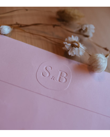 Timbre à sec Initiales pour gaufrer votre papeterie de Mariage.