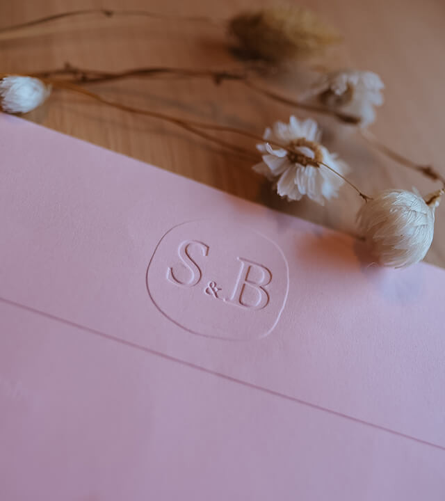 Timbre à sec Initiales pour gaufrer votre papeterie de Mariage.