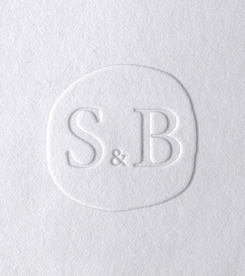 Timbre à sec Initiales pour gaufrer votre papeterie de Mariage.