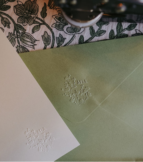 Pince à gaufrer Initiales pour personnaliser votre papeterie de Mariage.