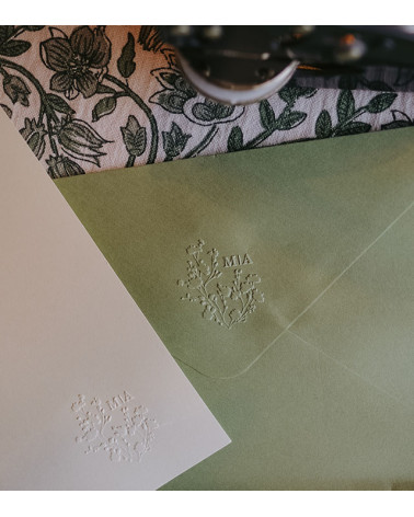 Pince à gaufrer Initiales pour personnaliser votre papeterie de Mariage.