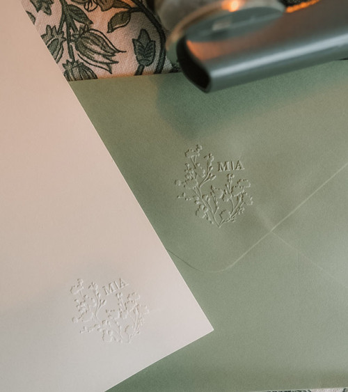 Pince à gaufrer Initiales pour personnaliser votre papeterie de Mariage.