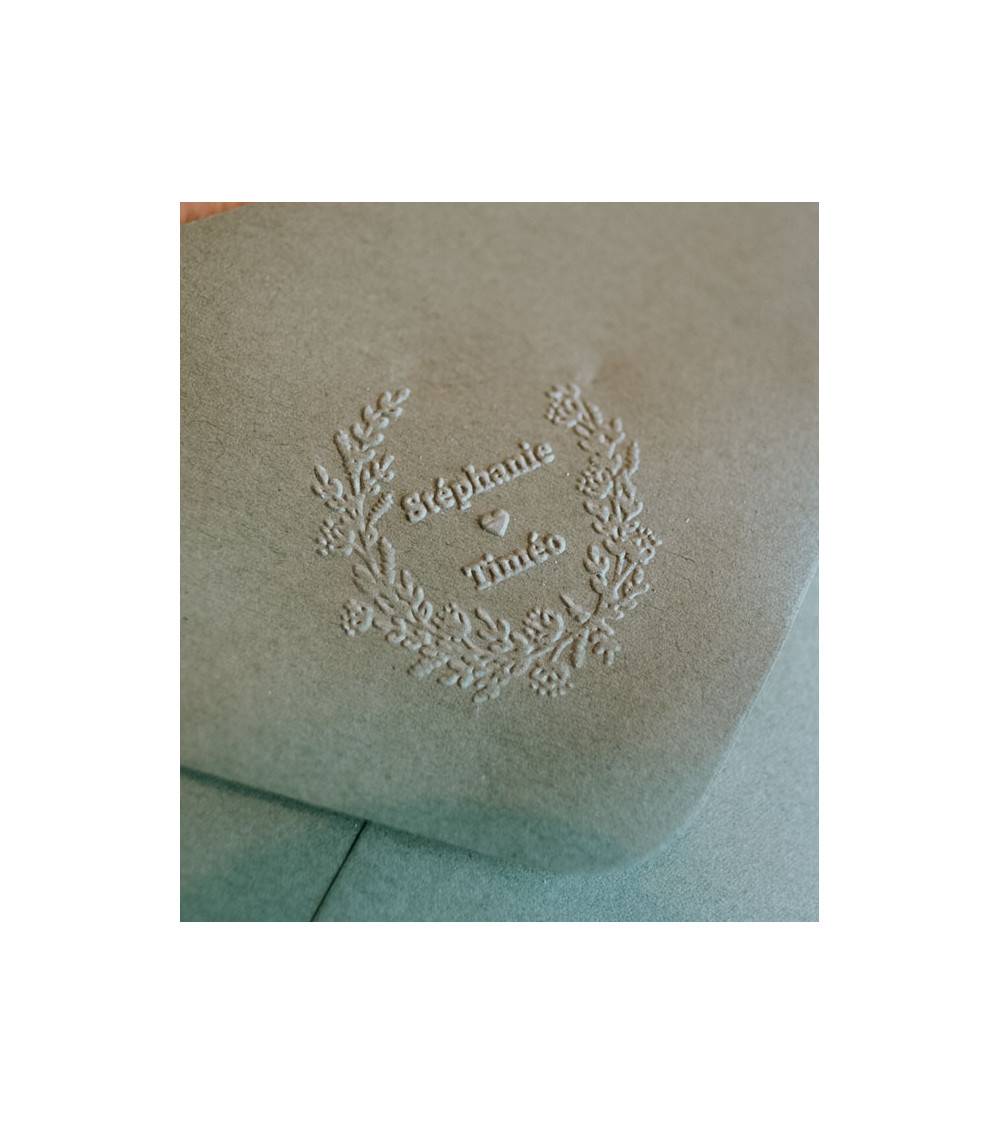 Timbre à sec Initiales couronne et prénoms pour embosser vos faire-parts.