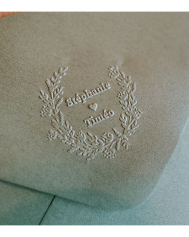 Timbre à sec Initiales couronne et prénoms pour embosser vos faire-parts.