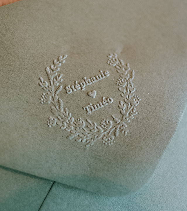 Timbre à sec Initiales couronne et prénoms pour embosser vos faire-parts.