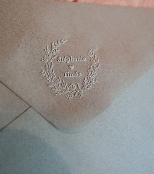 Timbre à sec Initiales couronne et prénoms pour embosser vos faire-parts.