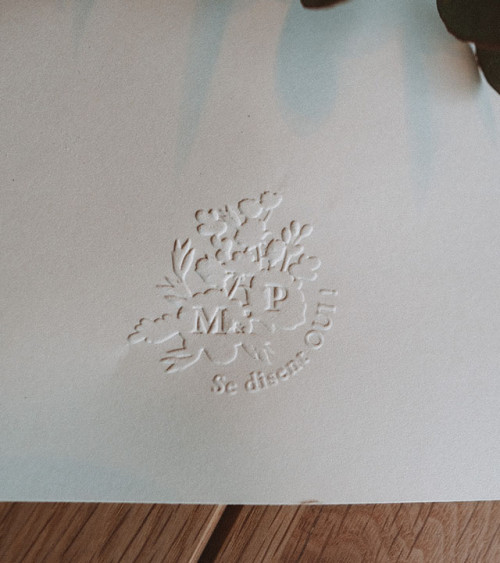 Timbre à sec pour gaufrer vos Initiales sur vos faire-parts de Mariage.