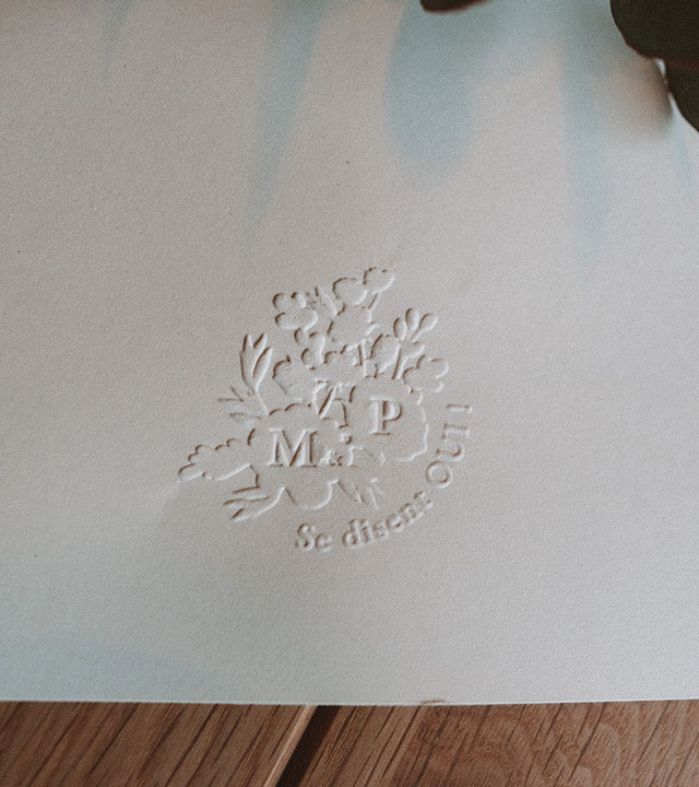 Timbre à sec pour gaufrer vos Initiales sur vos faire-parts de Mariage.