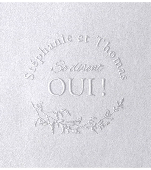 Embossage des faire-parts de mariage avec une pince personnalisée.