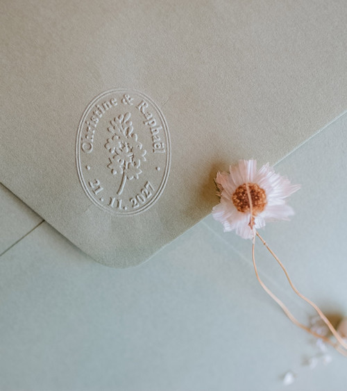 Timbre à sec personnalisé avec vos prénoms et la date de votre sur votre Mariage.