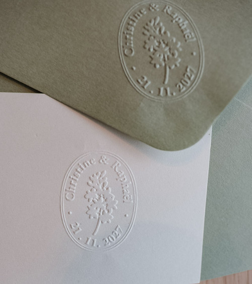 Timbre à sec personnalisé avec vos prénoms et la date de votre sur votre Mariage.