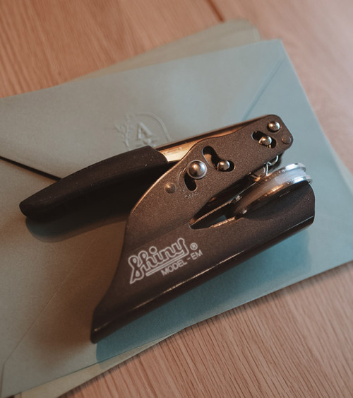 Personnalisez vos faire-parts et papeterie de mariage avec ce magnifique modèle de gaufrage.