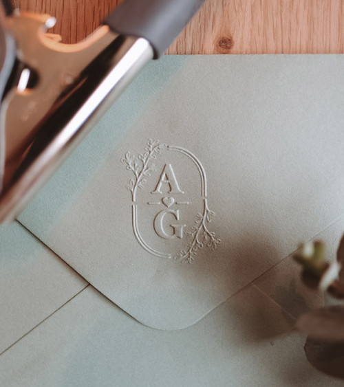 Personnalisez vos faire-parts et papeterie de mariage avec ce magnifique modèle de gaufrage.