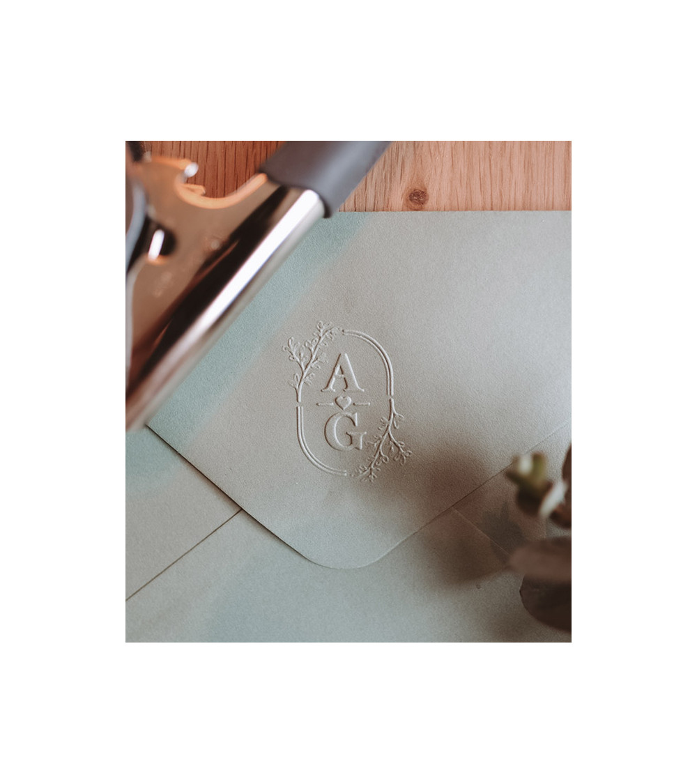 Personnalisez vos faire-parts et papeterie de mariage avec ce magnifique modèle de gaufrage.