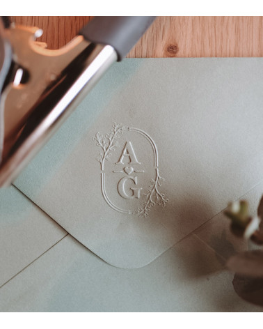 Personnalisez vos faire-parts et papeterie de mariage avec ce magnifique modèle de gaufrage.