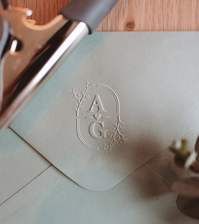 Personnalisez vos faire-parts et papeterie de mariage avec ce magnifique modèle de gaufrage.