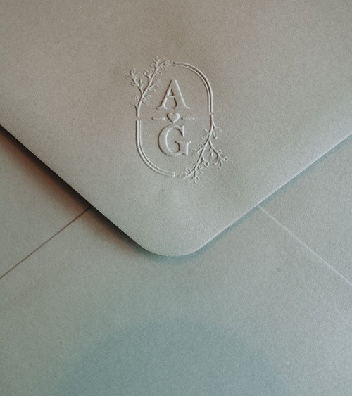 Personnalisez vos faire-parts et papeterie de mariage avec ce magnifique modèle de gaufrage.