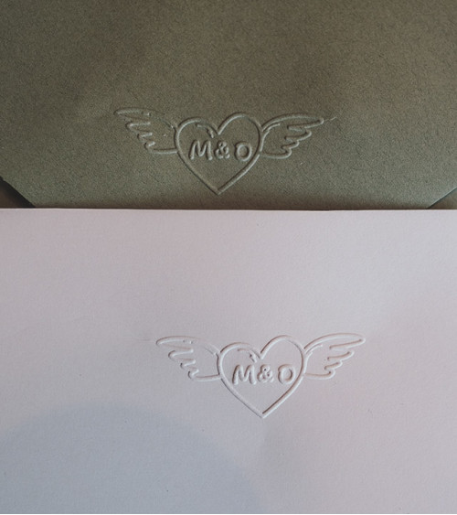 Timbre à sec pour gaufrer vos Initiales sur vos faire-parts de Mariage.