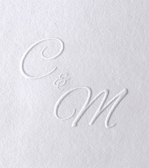 Embossez vos initiales avec une pince à gaufrer pour décorer vos faire-parts et menus de mariage.