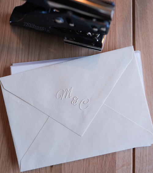 Embossez vos initiales avec une pince à gaufrer pour décorer vos faire-parts et menus de mariage.