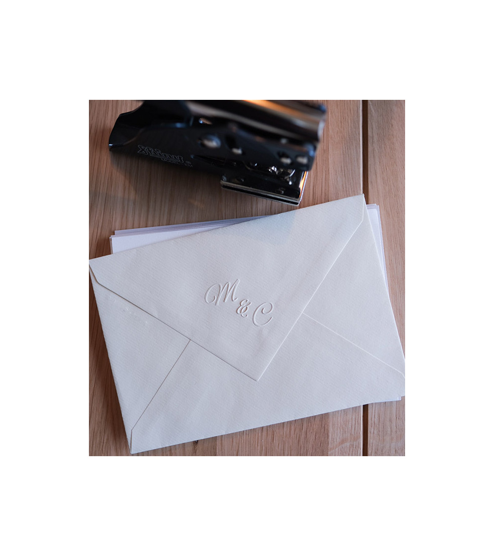 Embossez vos initiales avec une pince à gaufrer pour décorer vos faire-parts et menus de mariage.