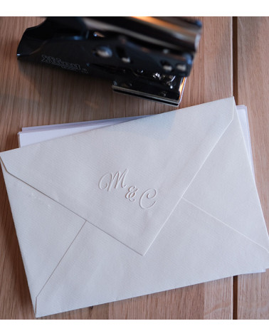 Embossez vos initiales avec une pince à gaufrer pour décorer vos faire-parts et menus de mariage.