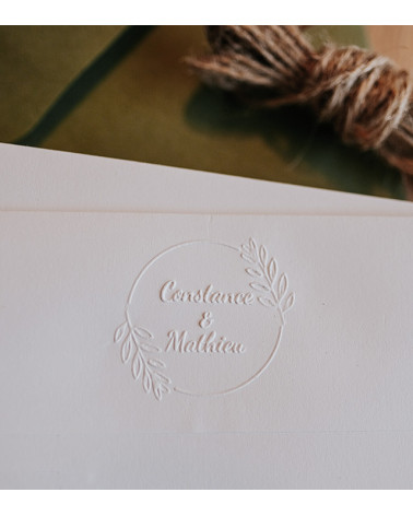 Timbre à sec pour gaufrer vos prénoms sur vos faire-parts de Mariage.