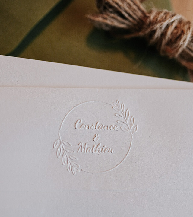 Timbre à sec pour gaufrer vos prénoms sur vos faire-parts de Mariage.