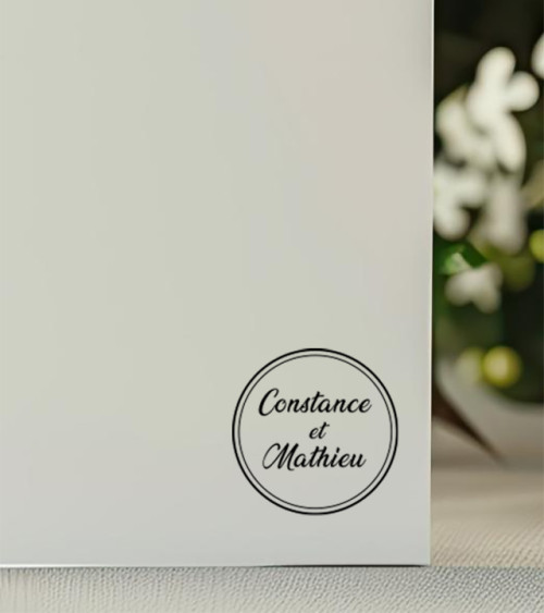 Tampon Mariage rond avec deux prénoms tamponner vos faire-parts et autres supports.