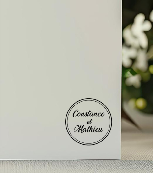 Tampon Mariage rond avec deux prénoms tamponner vos faire-parts et autres supports.