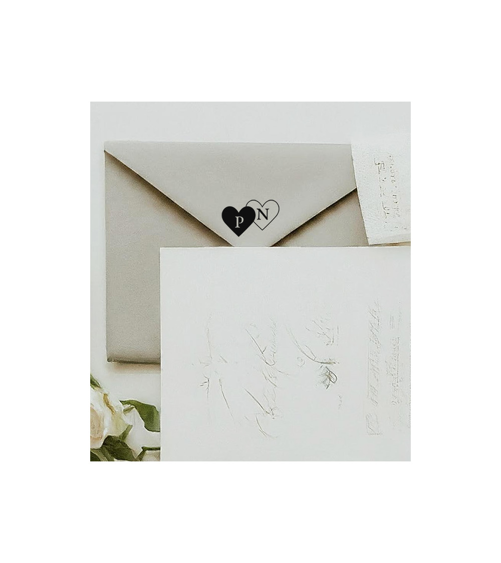 Tampon Mariage personnalisé vos initiales dans deux cœurs.