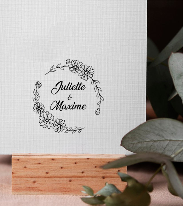 Tampon Mariage Couronne de fleurs avec vos prénoms.