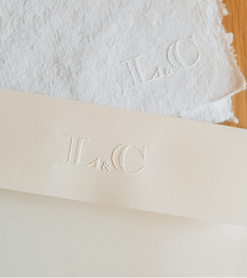 Timbre pour embosser vos initiales sur du papier