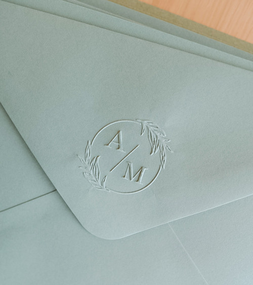 Timbre à sec pour apposer vos initiales sur vos faire-parts et étiquettes de mariage.