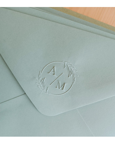 Timbre à sec pour apposer vos initiales sur vos faire-parts et étiquettes de mariage.