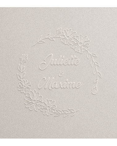 Timbre à sec pour marquer vos faire-parts de mariage avec vos prénoms entourés d'une élégante couronne.