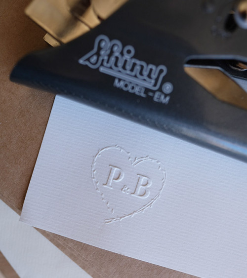 Timbre à embosser vos initiales motif cœur.