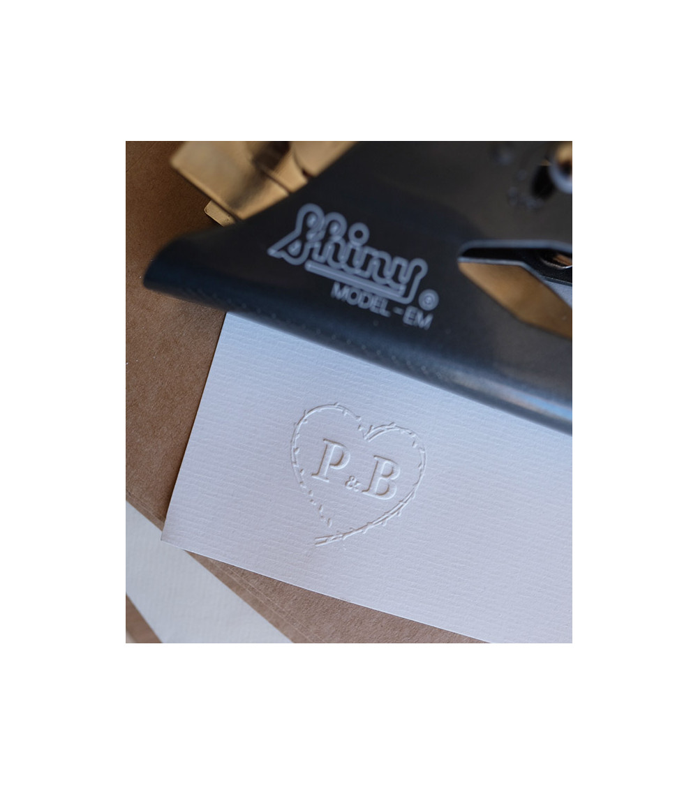 Timbre à embosser vos initiales motif cœur.