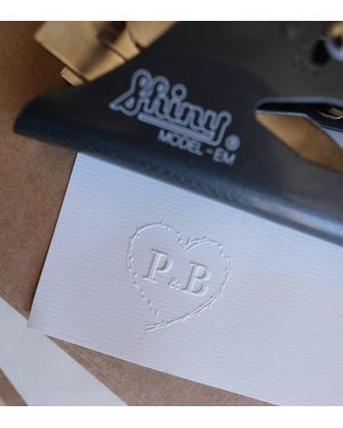 Timbre à embosser vos initiales motif cœur.