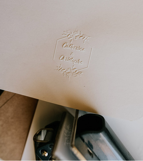 Tampon à Sec pour embosser vos prénoms dans un motif fleuri et romantique.