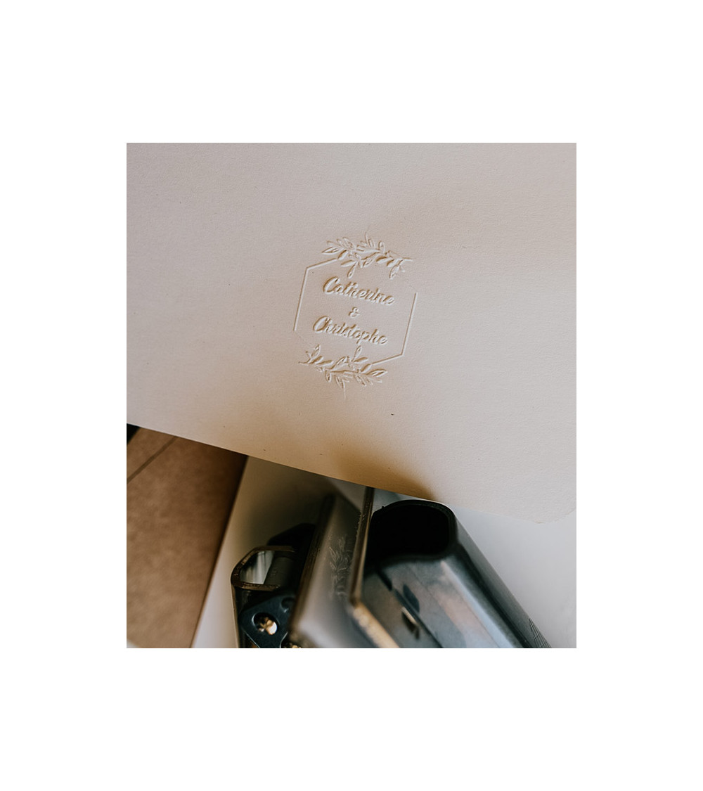 Tampon à Sec pour embosser vos prénoms dans un motif fleuri et romantique.