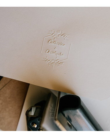 Tampon à Sec pour embosser vos prénoms dans un motif fleuri et romantique.