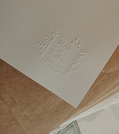 Timbre à Sec à personnaliser avec vos prénoms et la date de votre mariage.