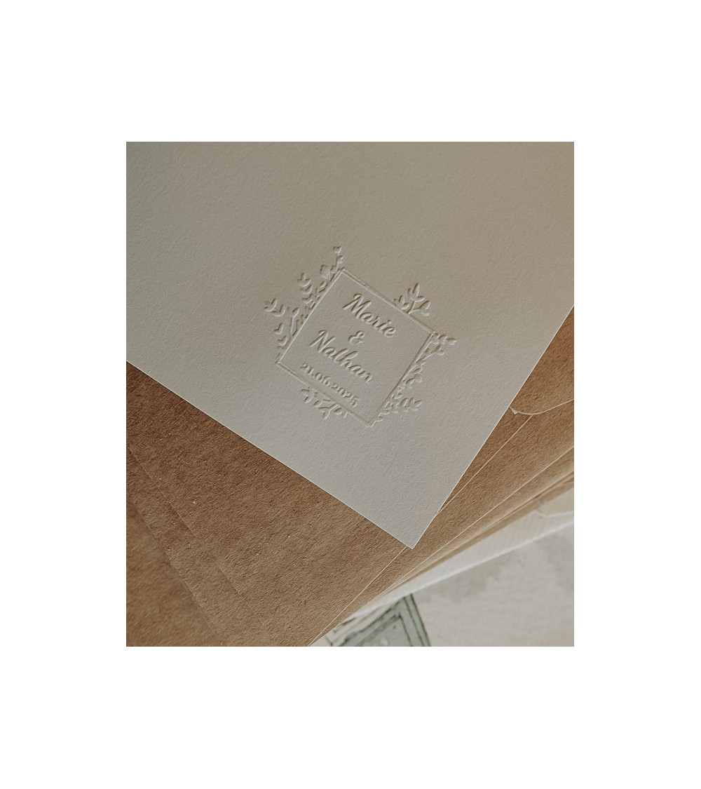 Timbre à Sec à personnaliser avec vos prénoms et la date de votre mariage.