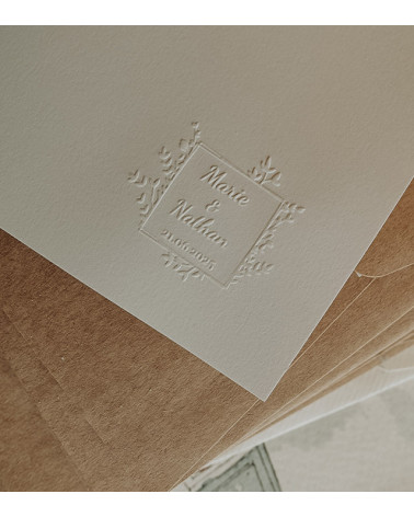 Timbre à Sec à personnaliser avec vos prénoms et la date de votre mariage.