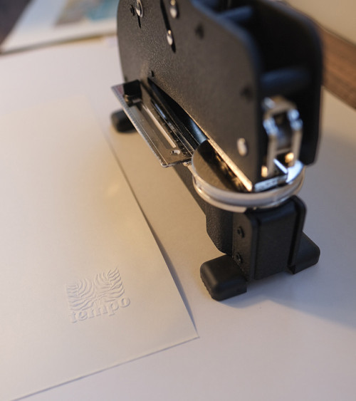 Presse Gaufrer Timbre Sec Shiny modèle ELR. Timbre à sec personnalisé grand modèle. Presse pour gaufrage de papiers de 300g